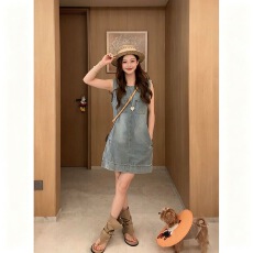 批发休闲风蓝色无袖圆领牛仔洋装女2026年新款夏季宽松型直筒<b class='q'>背心裙</b>