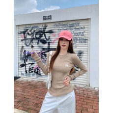 批发kumikumi设计感燕麦色长袖针织衫女装秋季弹力修身坑条打底衫上衣