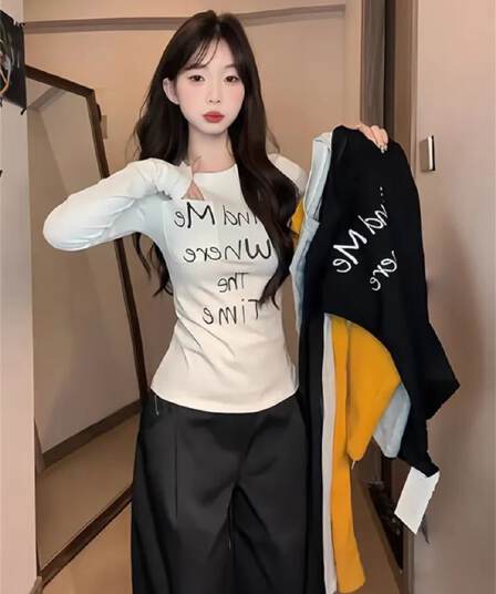 1 1 De 플러시 아메리칸 핫걸 라운드 넥 알파벳 프린트 긴팔 티셔츠 여성 2026 가을 새로운 몸매 가꾸기 슬림해 보이는 맨위