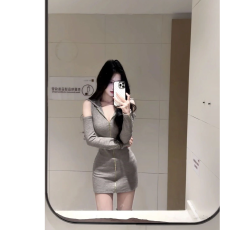 批发2025秋冬新款小心机纯欲辣妹漏肩拉链调节收腰修身连帽连衣裙女