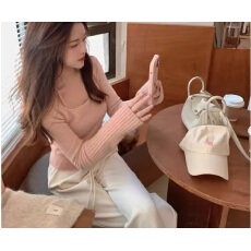 批发粉色挂脖针织打底衫女春季内搭长袖上衣温柔风修身显瘦短款毛衣