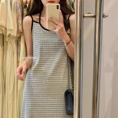 批发2026年夏季新款韩版简约<b class='q'>条纹</b>吊带连衣裙女性感气质长款针织裙甜美