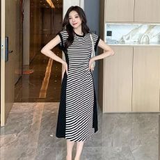 批发夏季休闲高级撞色拼接<b class='q'>条纹</b>连衣裙夏季时尚褶皱收腰显瘦开叉中<b class='q'>长裙</b>