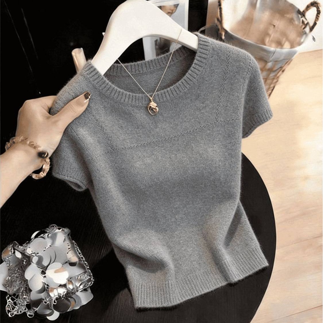 보라색 반팔 니트 스웨터 여성 2026 여름 새로운 패션 외국 가스 슬림해 보이는 연령 감소 품격 출퇴근 티셔츠 맨위