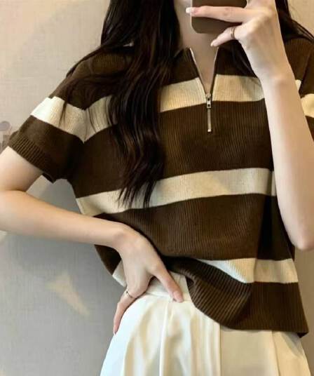 2026 년 여름 새로운 디자인 센스 패션 폴로 칼라 지퍼 하프 열린 가슴 배색 스트라이프 니트 풀오버 반팔