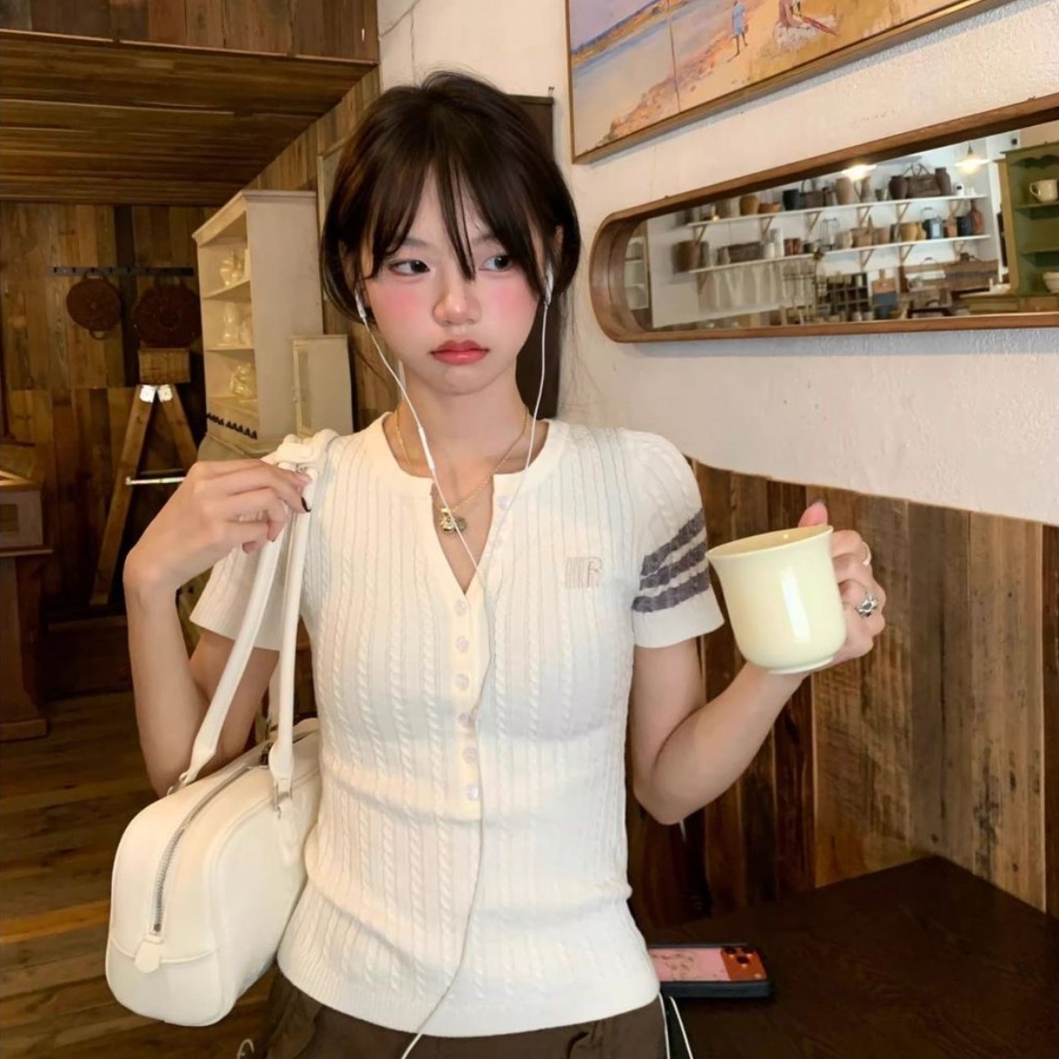 아메리칸 레트로 V넥 반팔 니트 스웨터 여성 여름 착용 가져 가라. V넥 티셔츠 몸매 가꾸기 슬림해 보이는 학원 스타일 꽈배기 맨위