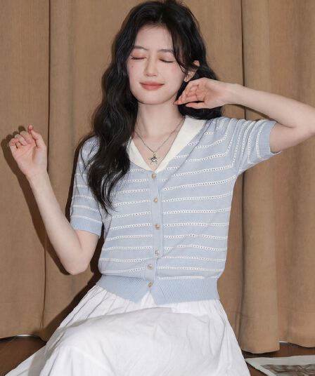 파란색 스트라이프 얼음 실크 니트 반팔 티셔츠 여성 여름 2026 새로운 배색 V넥 홀로우 아웃 긍정적 인 어깨 반소매 짧은 맨위
