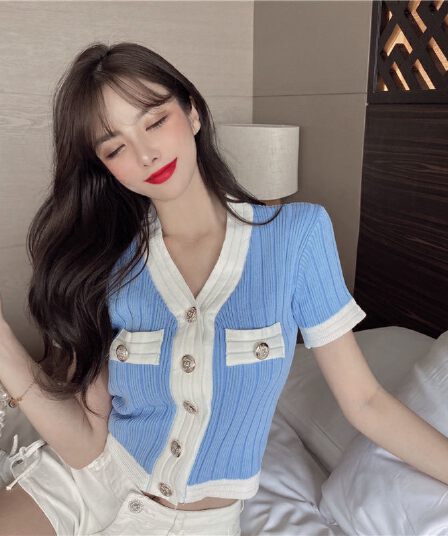 작은 샤넬 스타일 핫걸 연령 감소 니트 오픈 가디건 몸매 가꾸기 반팔 티셔츠 섹시함 V넥 기본 셔츠 디자인 센스 작은 대중 맨위