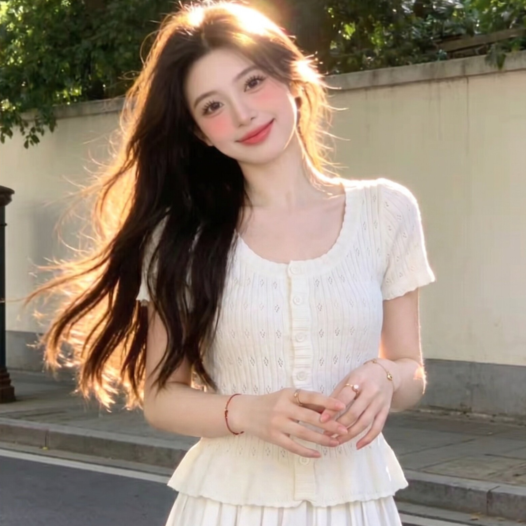 도파민 황색 반팔 니트 스웨터 여성 여름 얇은 스타일 디자인 센스 다용도 몸매 가꾸기 슬림해 보이는 라운드 넥 단추 맨위