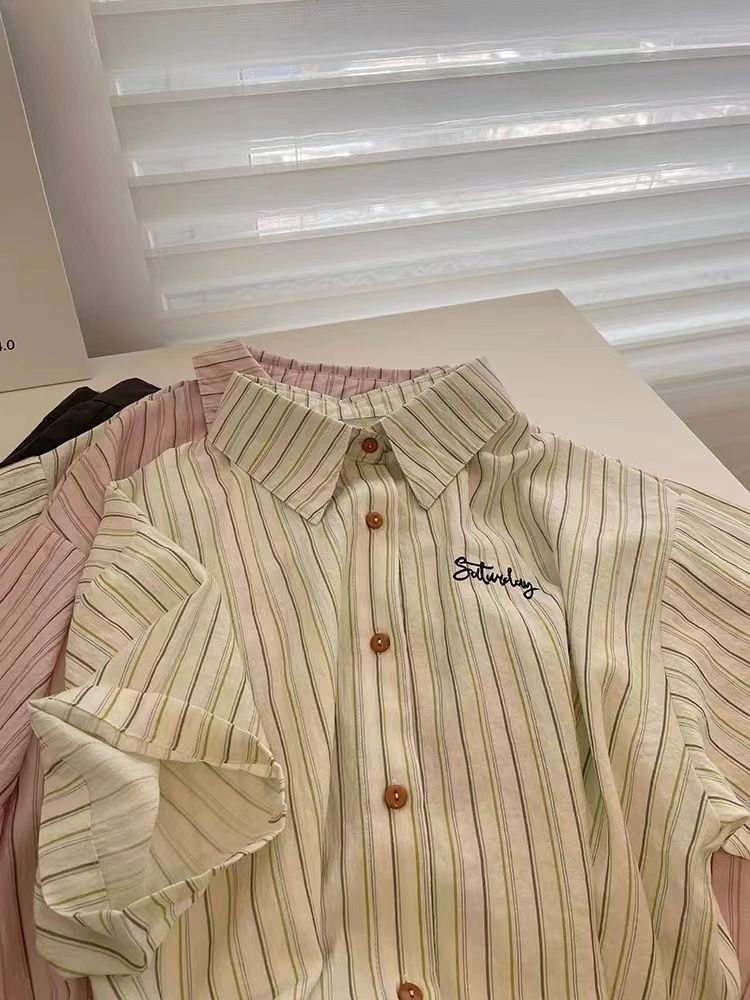 세로 줄무늬 POLO 칼라 반팔 셔츠 남자 여자 여름 드레스 2026 새로운 Chic 슬림해 보이는 셔츠 ins