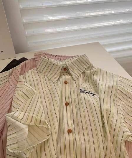 세로 줄무늬 POLO 칼라 반팔 셔츠 남자 여자 여름 드레스 2026 새로운 Chic 슬림해 보이는 셔츠 ins