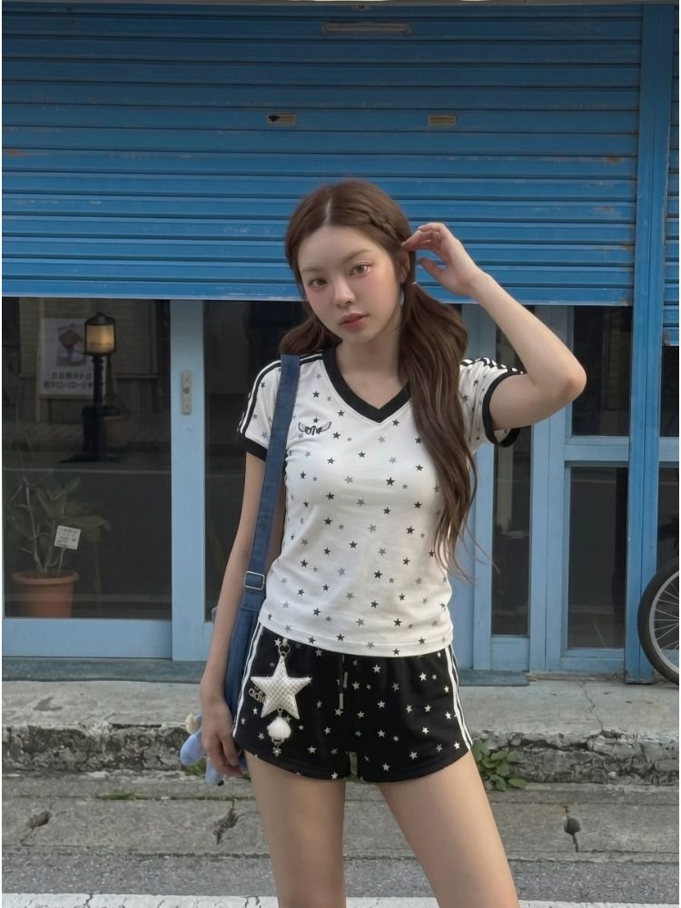 빛 아시아 인 바람 별 전체 인쇄 긍정적 인 어깨 V넥 반팔 티셔츠 여성 여름 몸매 가꾸기 슬림해 보이는 핫걸 배색 반바지 투피스 세트