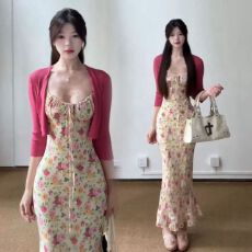批发多巴胺明媚子女修身碎花春夏季吊带连衣裙度假<b class='q'>开衫</b>套装收腰长裙