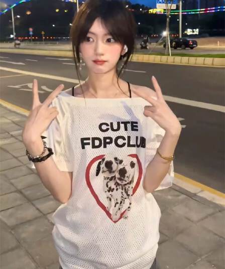 원본 원단 하트 강아지 핫걸 비스듬한 어깨 반팔 티셔츠 여성 여름 오프숄더 메쉬 패치워크 맨위 저지