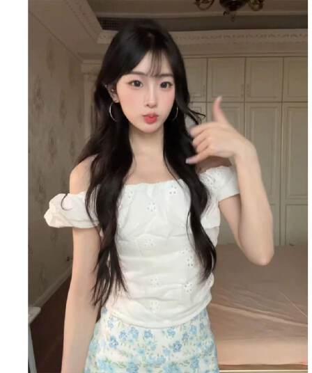 작은 키 휴가 바람 착용 가져 가라. 파란색 꽃무늬 반신 스커트 여름 2026 새로운 오프숄더 반팔 맨위 세트