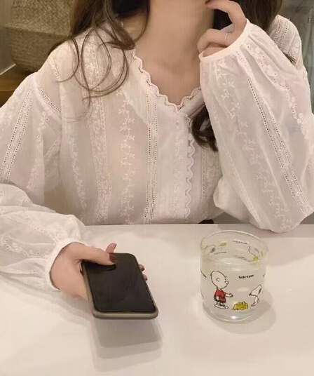 한국 ins 미니멀리즘 레이스 V넥 화이트 여성 셔츠 가을 의상 2022 새로운 루즈핏 다용도 긴팔 맨위 슬림해 보이는
