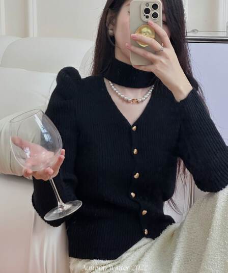2026 가을 새로운 여성 켜기 프랑스식 슬림해 보이는 품격 홀로우 아웃 행침 목 니트 스웨터 싱글 줄 버튼 V넥 맨위