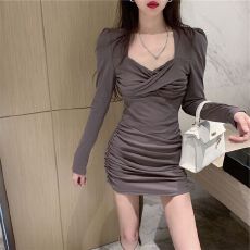批发纯欲辣妹方领连衣裙女2026春秋新款气质性感紧身显瘦褶皱包臀<b class='q'>裙子</b>