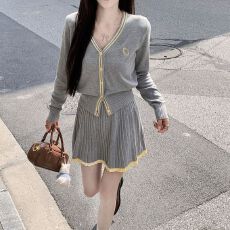 批发早秋新款穿搭一整套装女撞色针织开衫上衣<b class='q'>高腰</b>百褶<b class='q'>短裙</b>显瘦两件套
