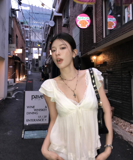 순수한 욕망 바람 V넥 화이트 Feifei 소매 여성 셔츠 여름 디자인 센스 작은 대중 슬림해 보이는 맨위