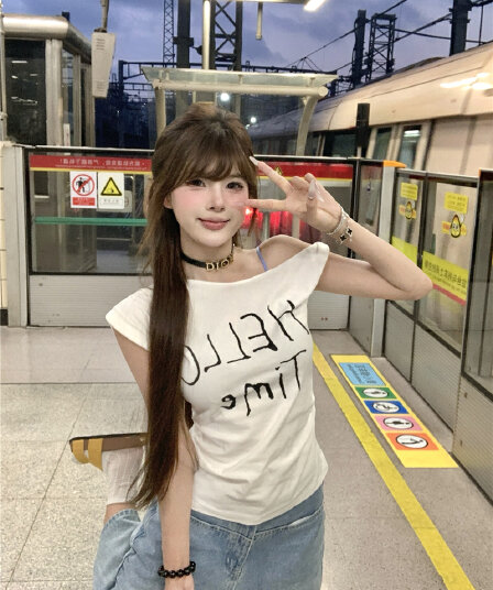 실사 정가 화이트 비스듬한 어깨 비틀림 반팔 티셔츠 여름 한 부서 루즈핏 알파벳 프린트 디자인 센스 맨위
