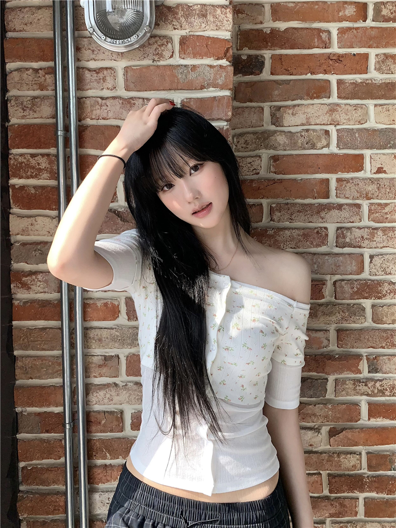 실사 정가 라이 경기 서울 오프숄더 페이크 레이어드 패치워크 배색 고급 센스 중간 소매 맨위 몸매 가꾸기 티셔츠