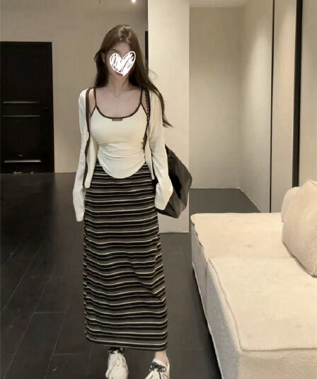 이른 가을 새로운 핫걸 바람 슬림해 보이는 배색 맨위 코디 스트라이프 롱 스커트 세트 오픈 가디건 슬립 반 스커트 3종 세트