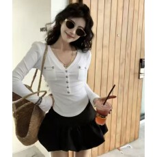 批发2026春季新款气质辣妹纯欲风V领纽扣设计短款排扣上衣打底衫T恤女