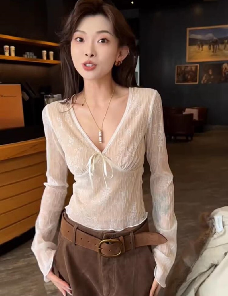 프랑스식 섹시함 고급 센스 레이스 자카드 V넥 긴팔 기본 셔츠 2026 봄 새로운 몸매 가꾸기 슬림해 보이는 티셔츠 여성