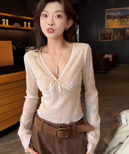 프랑스식 섹시함 고급 센스 레이스 자카드 V넥 긴팔 기본 셔츠 2026 봄 새로운 몸매 가꾸기 슬림해 보이는 티셔츠 여성