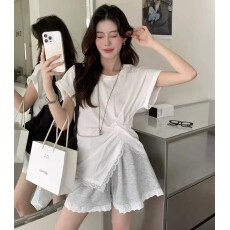 批发设计感<b class='q'>蕾丝</b>拼接正肩短袖<b class='q'>T</b><b class='q'>恤</b>女装夏季新款不规则开叉显瘦百搭上衣