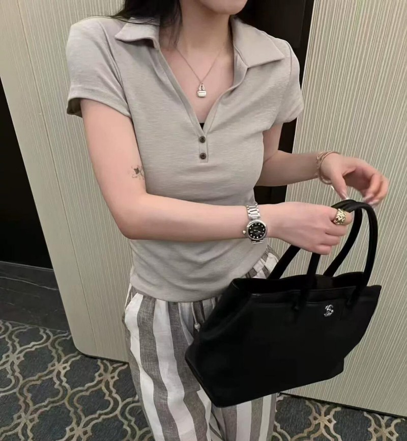 2026 여름 드레스 한 부서 미니멀리즘 단색 폴로 칼라 V넥 배색 단추 장식 몸매 가꾸기 슬림해 보이는 품격 반팔 티셔츠 여성
