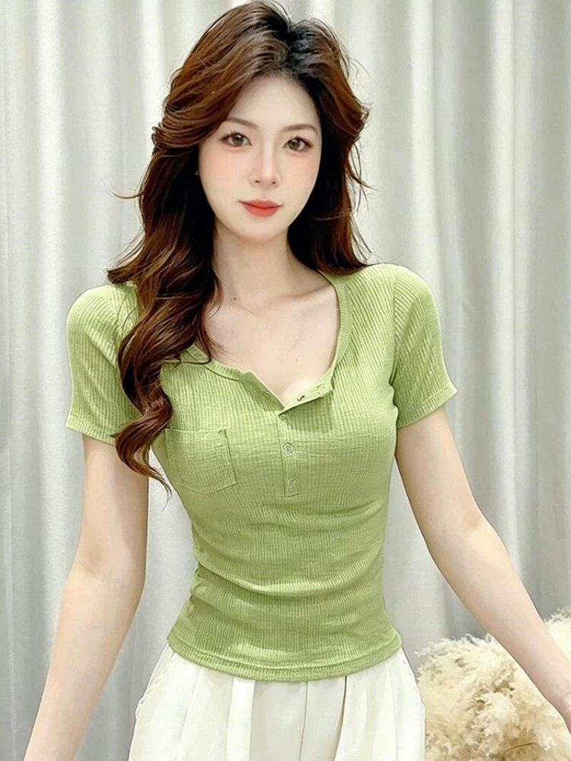 순수한 욕망 바람 핫걸 반 개방 칼라 긍정적 인 어깨 반팔 티셔츠 여성 여름 2026 새로운 미니멀리즘 다용도 몸매 가꾸기 맨위 트렌디