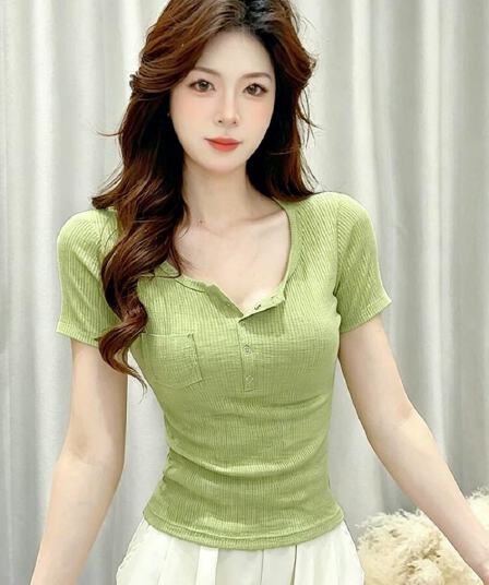 순수한 욕망 바람 핫걸 반 개방 칼라 긍정적 인 어깨 반팔 티셔츠 여성 여름 2026 새로운 미니멀리즘 다용도 몸매 가꾸기 맨위 트렌디