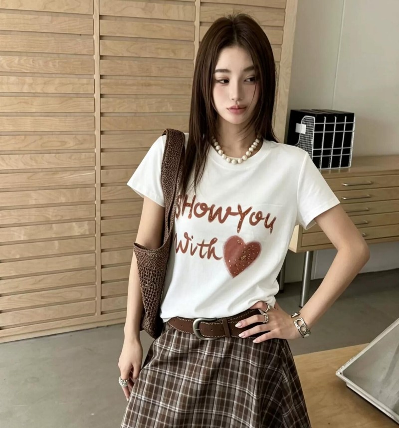 BY30835# 洋气减龄字母印花钉珠短款T恤女夏季新款休闲小众短袖上衣 服裝批發女裝批發服飾貨源
