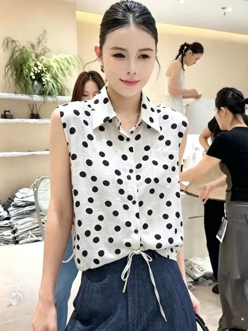 어깨 민소매 셔츠 조끼 디자인 센스 작은 대중 여성 2026 여름 새로운 도트 무늬 작은 셔츠 밑단 펌프 로프 짧은 맨위