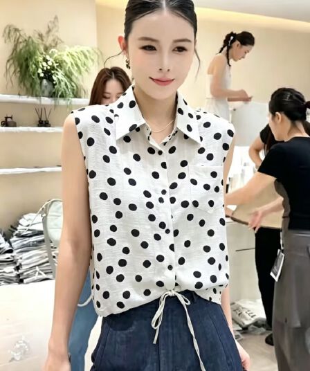 어깨 민소매 셔츠 조끼 디자인 센스 작은 대중 여성 2026 여름 새로운 도트 무늬 작은 셔츠 밑단 펌프 로프 짧은 맨위