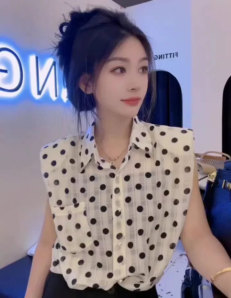 프랑스식 도트 무늬 폴로 칼라 민소매 어깨 패드 셔츠 여성 의류 여름 2026 새로운 루즈핏 슬림해 보이는 패션 작은 셔츠 맨위