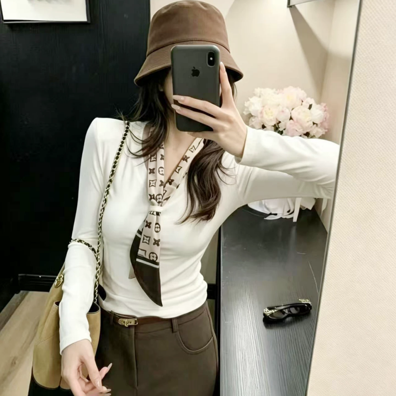 BY30824# 秋季V领丝巾正肩长袖T恤女新款高知御姐穿搭气质修身上衣 服裝批發女裝批發服飾貨源