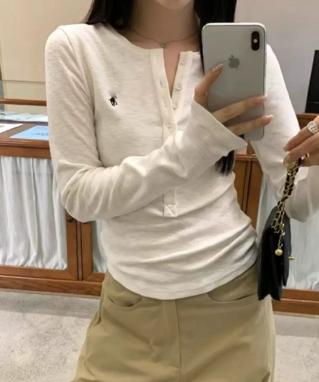 자수 한국 스타일 반 개방 칼라 긍정적 인 어깨 긴팔 티셔츠 여성 2026 새로운 가을 몸매 가꾸기 슬림해 보이는 만나는 핫걸 맨위