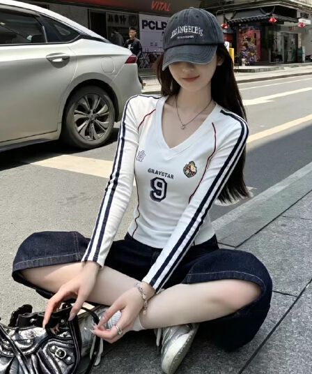 아메리칸 레트로 숫자 알파벳 프린트 V넥 배색 긴팔 티셔츠 여성 이른 가을 몸매 가꾸기 핫걸 저지 쇼트 스타일 맨위