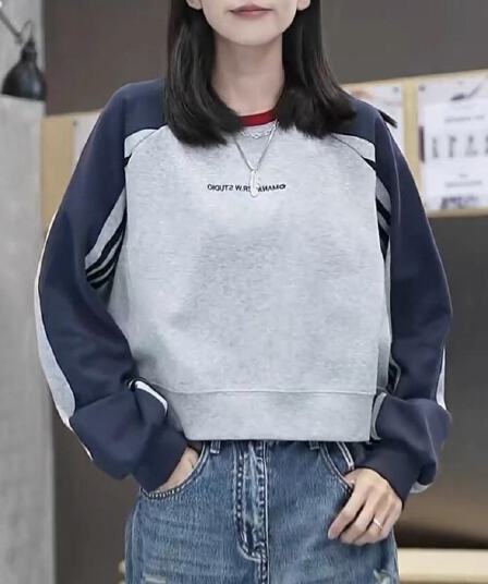 배색 싸움 플러그 어깨 소매 긴팔 후드티 여성 2026 가을 새로운 패션 루즈핏 캐주얼 다용도 슬림해 보이는 맨위