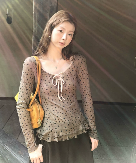 프릴 인사이드 가져 가라. 기본 셔츠 여성 가을 2026 새로운 긴팔 티셔츠 커피 색상 꽃무늬 디자인 센스 몸매 가꾸기 맨위