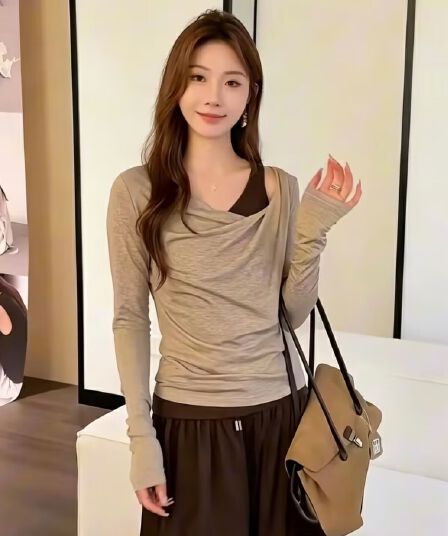 한 부서 부드러운 바람 흔들다 칼라 비스듬한 어깨 긴팔 티셔츠 여성 2026 가을 새로운 배색 패치워크 페이크 레이어드 Chic 맨위