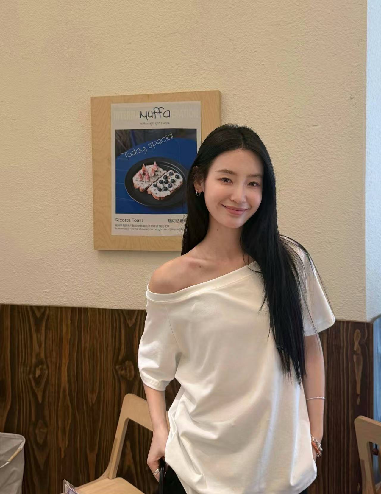 실사 정가 품격 반팔 오프숄더 티셔츠 여성 루즈핏 디자인 센스 오프숄더 비스듬한 어깨 의류