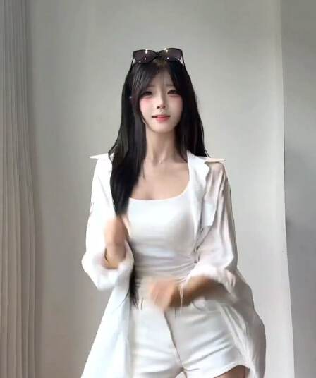 가을 새로운 품격 타이트 나비 매듭 캐미솔 긴팔 쇼트 스타일 오픈 가디건 여가 반바지 세 조각 세트 여성 트렌디