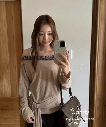 프릴 비스듬한 어깨 오프숄더 회색 긴팔 티셔츠 여성 2026 가을 스트랩 허리 수축 불규칙 맨위
