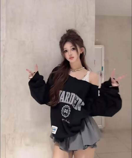 아메리칸 핫걸 바람 비스듬한 어깨 알파벳 프린트 후드티 여성 가을 새로운 긴팔 오프숄더 맨위 반신 스커트 투피스 세트