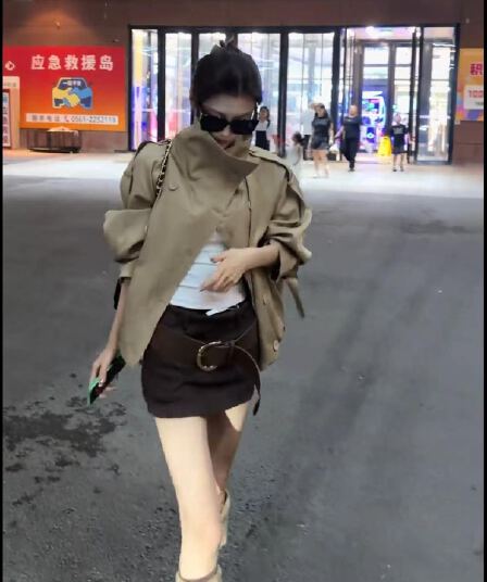 한 부서 새로운 영국식 바람 품격 스탠드 칼라 바람막이 여성 코트 가을 이중 버튼 카키 색 루즈핏 쇼트 스타일 맨위