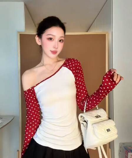 삼색 도트 무늬 비스듬한 어깨 긴팔 티셔츠 여성 몸매 가꾸기 슬림해 보이는 디자인 센스 맨위 반신 스커트 투피스 세트